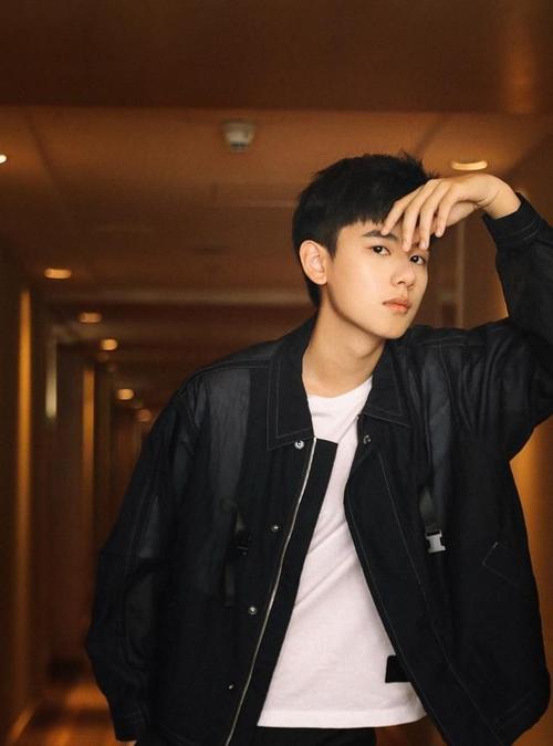 胡先煦不说话的时候还是很帅的青春且充满朝气很有时尚感