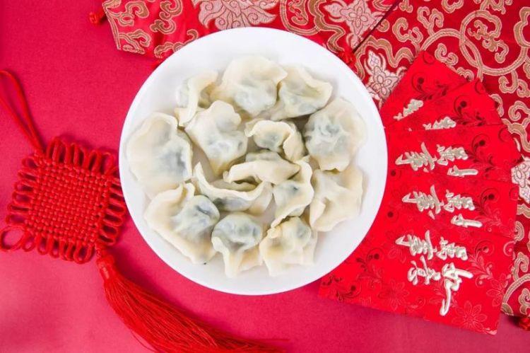 大年初五这天,民间通行的食俗是吃饺子,俗称"捏小人嘴".