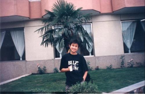 文章童年照曝光儿时会弹吉他学书法图