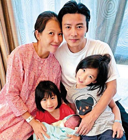 蔡少芬46岁平安产子 一家五口拍全家福报喜