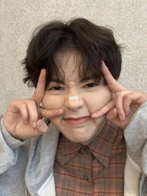 95男生韩式中分气垫烫发型"男生微卷发78_发型_气垫烫_卷发_中分