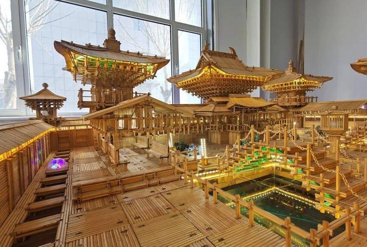 揭开苫布  映入眼帘的是一个  用筷子制成的古建筑模型  飞檐勾角