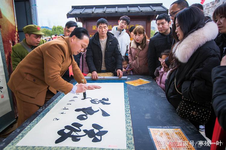 景区书法表演,一幅字300元,游客:比网上那些大师写得好多了