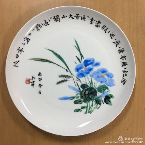 华亭瓷盘画画家,县文化馆副馆长杨彩萍绘制的花鸟画瓷盘作品