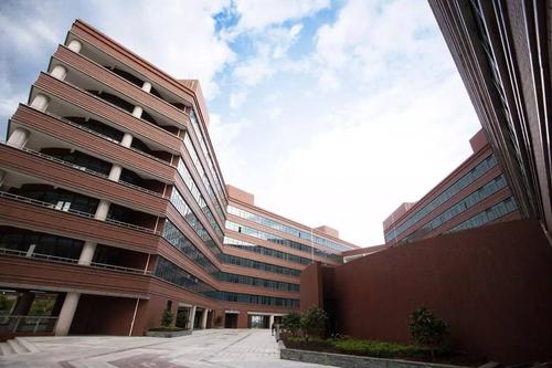 温州商学院的寝室设施齐全四人寝 空调,独立卫生间,洗浴室 还定期会