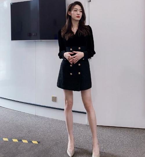 nba国内第一美女主播!肤白貌美 耀人长腿,曾被cba名帅"惦记"