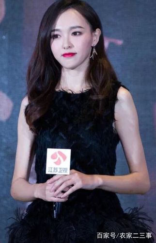 唐嫣,黑色的礼服彰显出白皙的肌肤,你看她真是艳若桃李,冷若冰霜,乃一