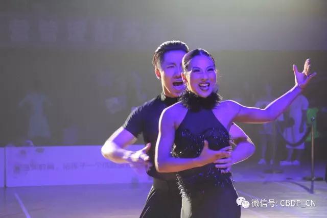 青年组拉丁舞冠军 图:嘉宾表演 曹政/孙璠     图
