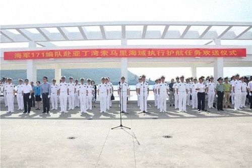 海军第27批护航编队今日从三亚启航,海军副司令员刘毅送行