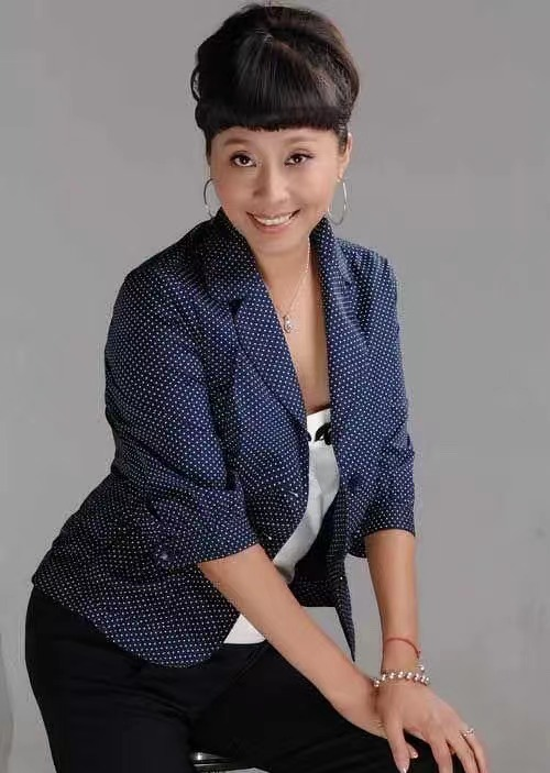 黑妹本名戚慧,因为小时候长得黑,所以大家叫她黑妹,叫开以后她索性就