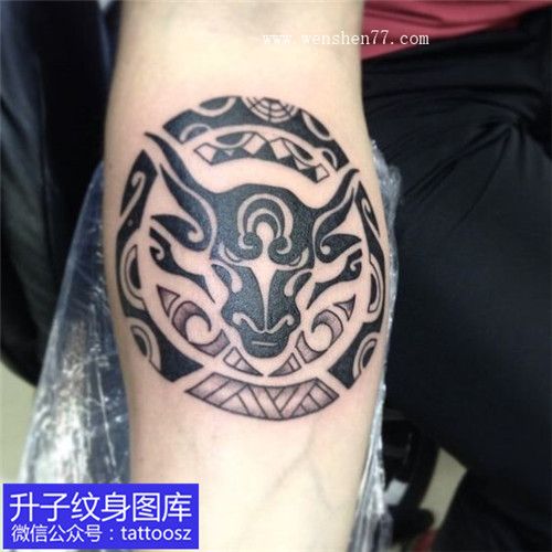 手臂内侧玛雅图腾牛头纹身