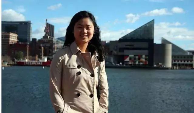 被遗弃的中国女孩21年后从美国赶来与亲生父母断桥相会但是网友们都