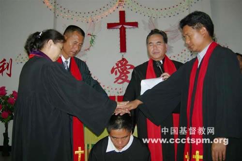 九位同工被按立为牧师,一位同工按立为长老(图:中国基督教网站)