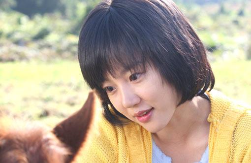 生长在济州岛牧场的诗恩(林秀晶饰),从小就非常喜欢马,与马