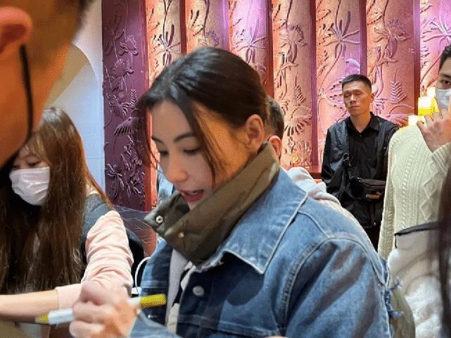 张柏芝侧脸生图上热搜,鼻子坚挺突出好看到爆,老天赏赐只能羡慕