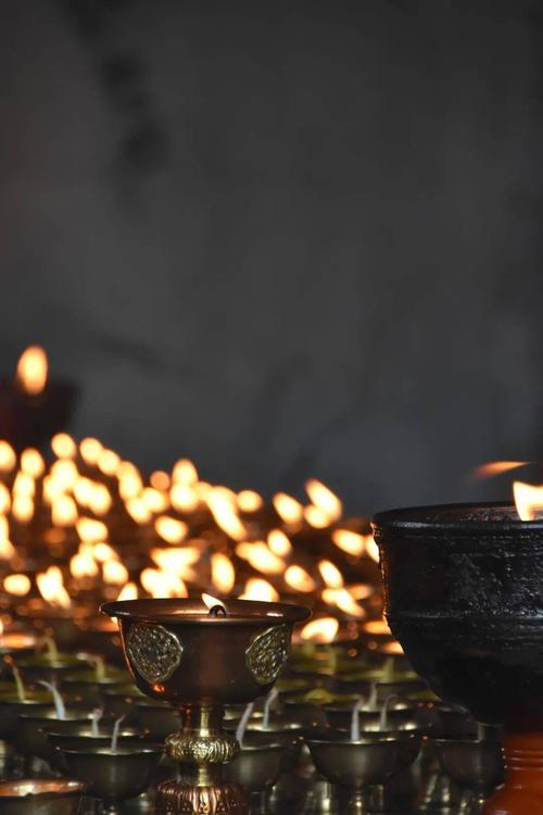 酥油灯沉默着燃烧着