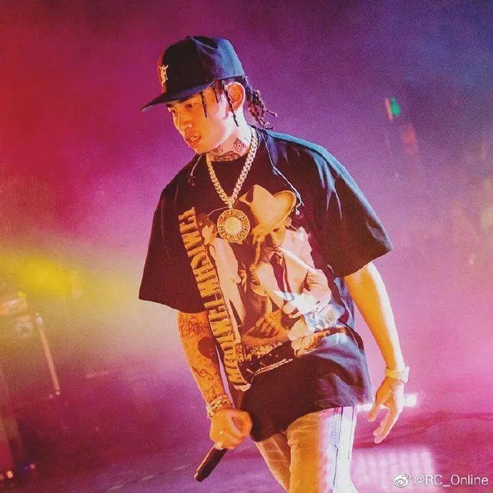 怒怼服装品牌侵权巡演充斥大量黄牛被台下观众起哄喊易梦玲马思唯最近