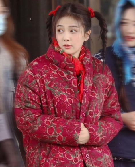 明星穿上东北花棉袄宋祖儿接地气白鹿可爱他俩的红配绿笑崩