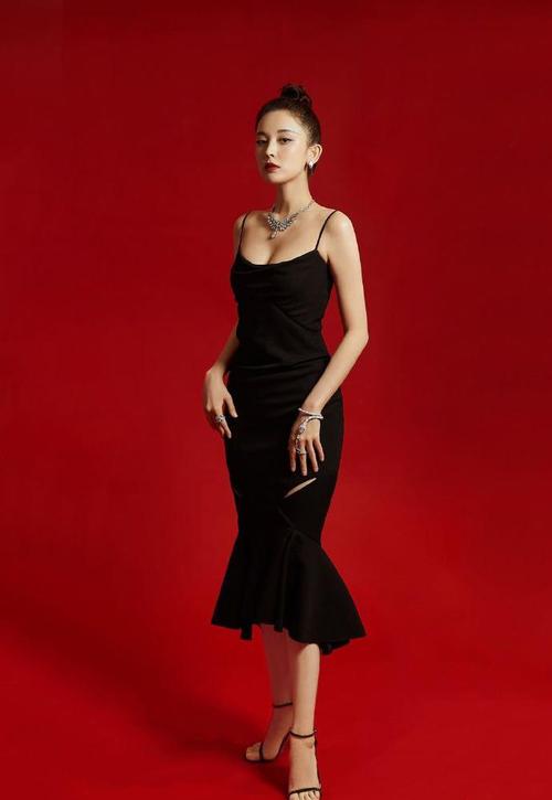 罗海琼红毯遇尴尬,穿缎面裙都是褶,还配双红袜,一看就