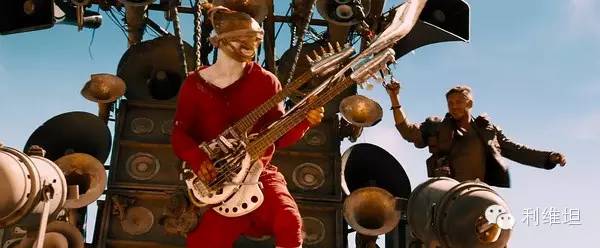 电音花车上的战地文工团的吉他手(澳大利亚的吉他手iota饰演)