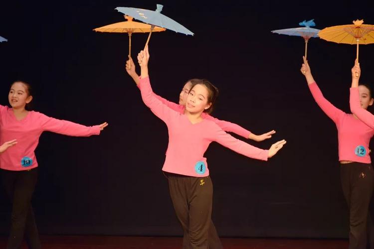 《打花巴掌》(儿童舞蹈)简舞舞蹈工作室▲五级舞目《小骑手》(蒙古族)