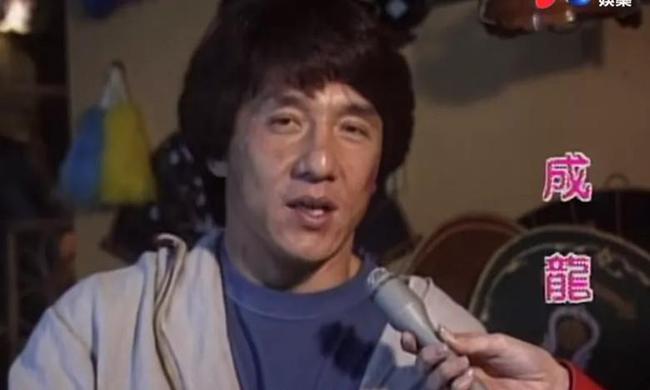 毕竟成龙在年轻时不仅名气大,而且有颜值有功夫,很容易吸引到追星女孩