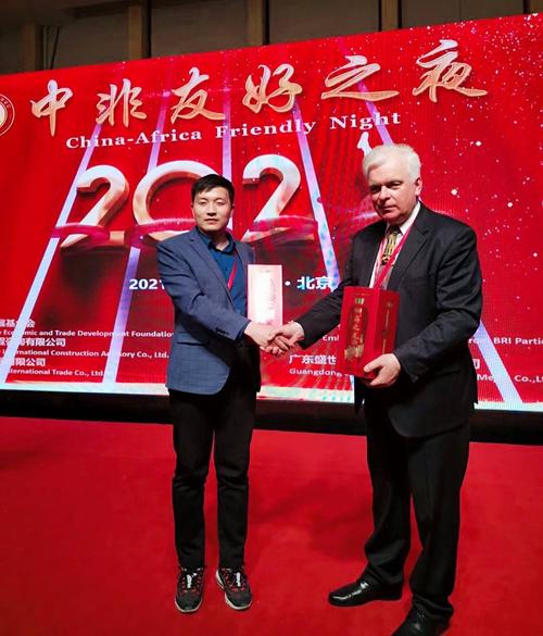 主动要求与海之龙酒业董事长黄曙光合影留念,并且洽谈了进一步合作