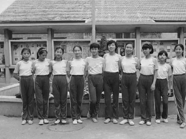 80年代时期的中学生,图中女学生的校服是那个年代独有的一种魅力.