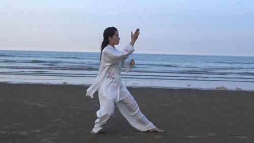 中华武术:黄冬梅师傅海边赤脚演练24式简化太极拳,这样不伤身吗