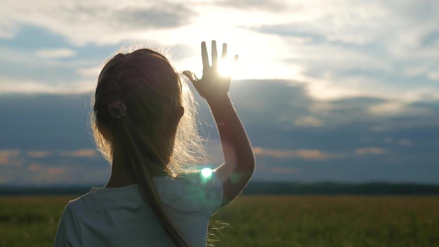 小女孩对着太阳做手势 快乐成长 儿童健康成长视频 唯美夕阳逆光视频