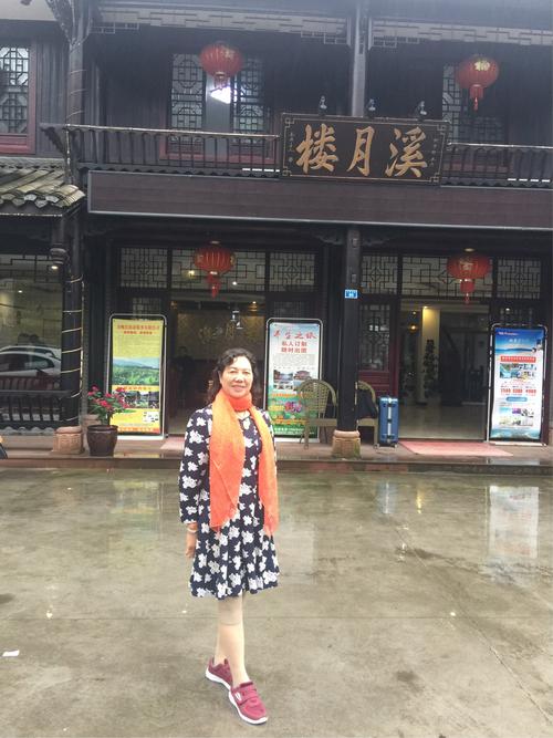 望江客栈的二楼上,在朦胧的灯火中,听雨望江,才仿佛找到了"烟雨柳江"