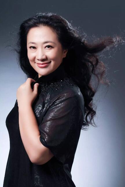毕业于中国音乐学院歌剧系.