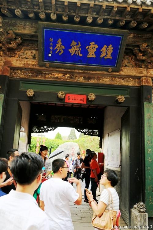 巧家花园的入口大门上,悬挂着"钟灵毓秀"的匾额,这是中国古代常用来