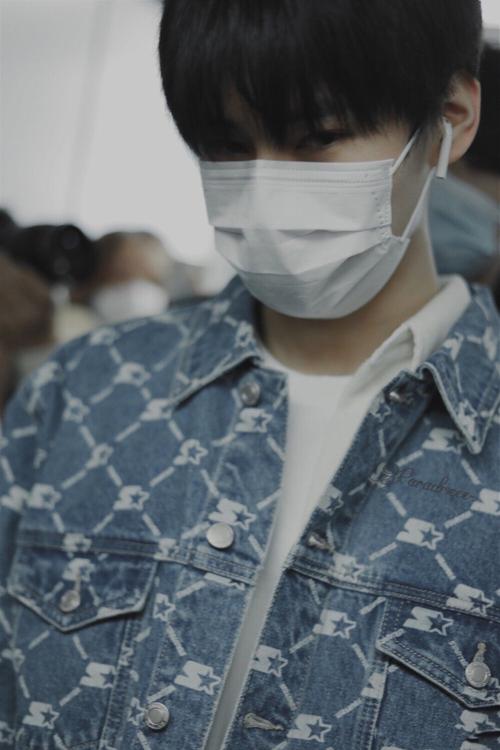 张真源 机场图 帅炸了 - 堆糖,美图壁纸兴趣社区