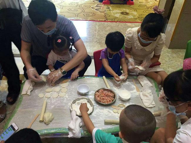 忻府区丫丫幼儿园举行"冬至到 包饺子"亲子活动