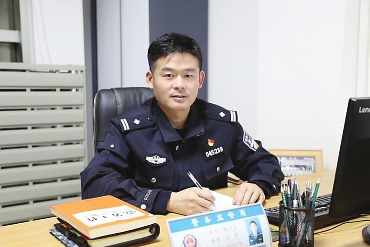 杨万清用实际行动诠释着一名转业军人对公安事业的热爱.
