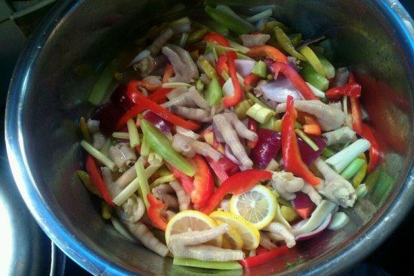 泡椒凤爪(鸡脚,鸡爪)蔬菜的做法