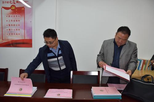 白龙江林业管理局党委常委副局长龚文鹏一行到洮河生态建设局专业森林
