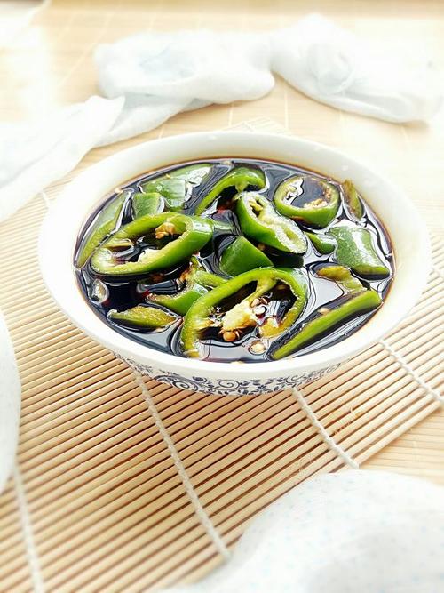彩色铃铛做的酱油泡青椒(超级简单快手小菜)