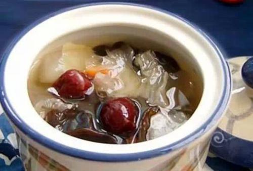 海蜇牛膝降压汤:海蜇250克,淡菜50克,怀牛膝50克,以上同煎服用.