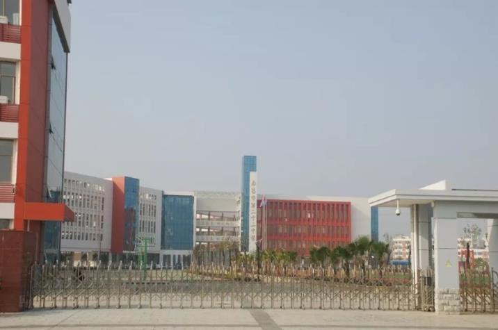 南昌中学介绍:南昌二中红谷滩校区