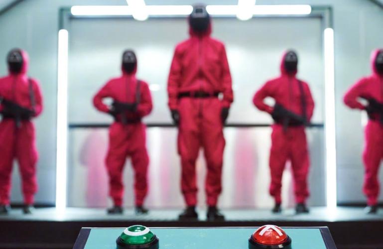 《鱿鱼游戏》有多火?掀起了"扣糖饼"浪潮,同款运动服海外大卖