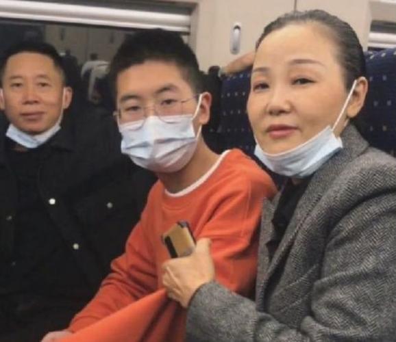 孙卓妈妈透露孙海洋和儿子拍照怕被嫌弃父子两人并未打开心扉
