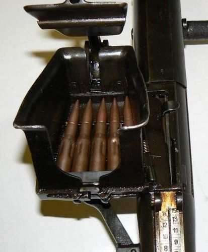 大正十一年式轻机枪的供弹弹斗和5发弹夹