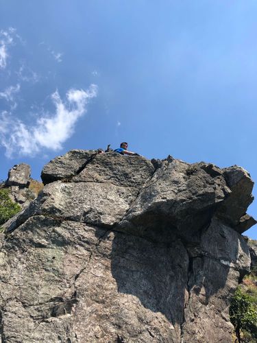 一山又一山,一破又一破 终于爬到对面的大石头山上了 这是最前队