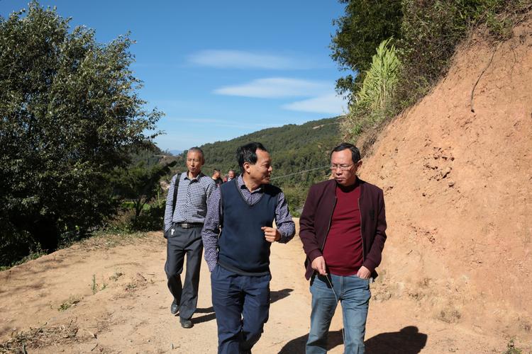 云县法院副院长一行深入挂钩村调研精准扶贫