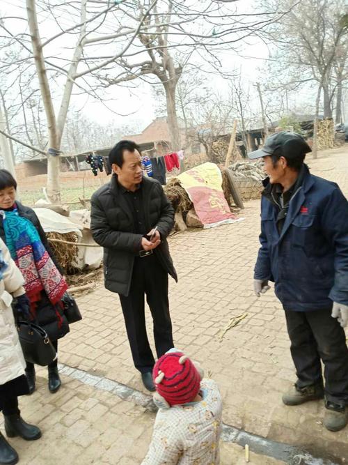 特教学校王校长一行三人到李浩祥家中家访.