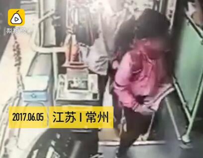 老汉疑似猥亵女童 众目睽睽下老头公交强吻女孩遭呵斥