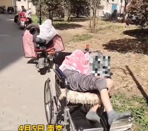 南京一老人躺轮椅上无人管,知情者:她有6个女儿,没一个照顾她