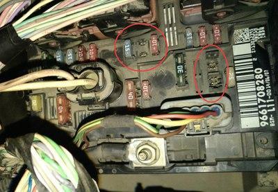 标致307大灯保险丝位置